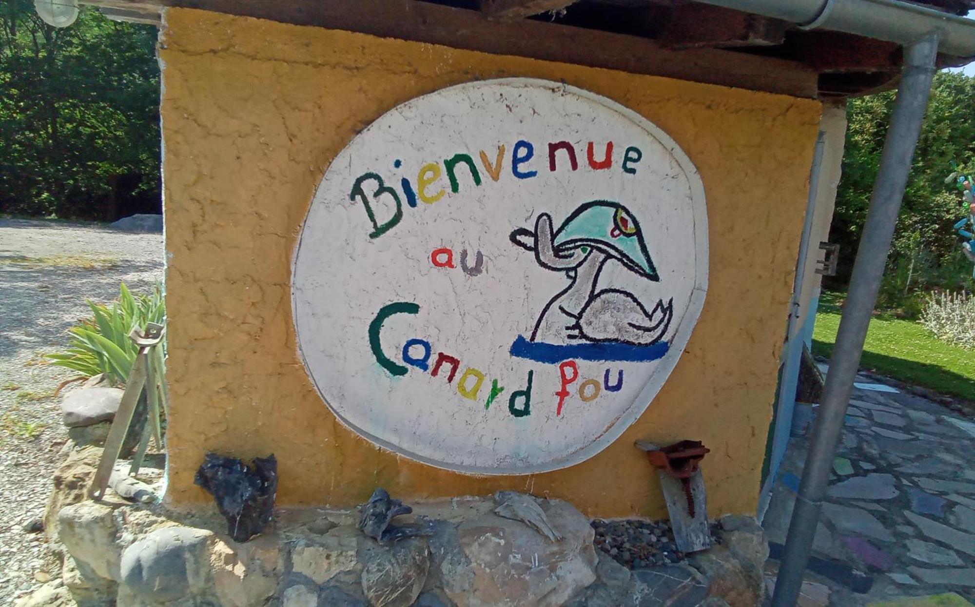 Le Canard Fou Peguilhan Exterior photo
